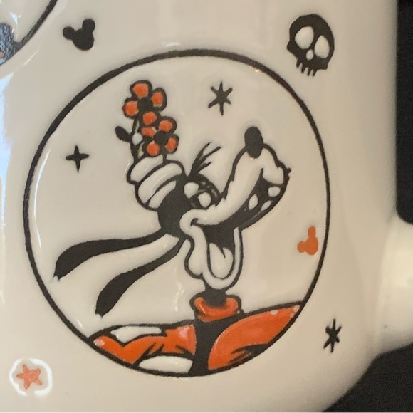 Disney Halloween Mug - Mickey & Minnie Donald & Daisy Pluto & Goofy - Picture 3 of 10